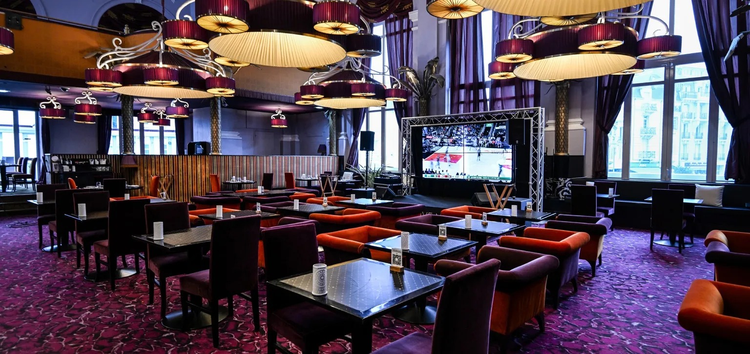Elegancko urządzona przestrzeń restauracyjna w Warszawie
